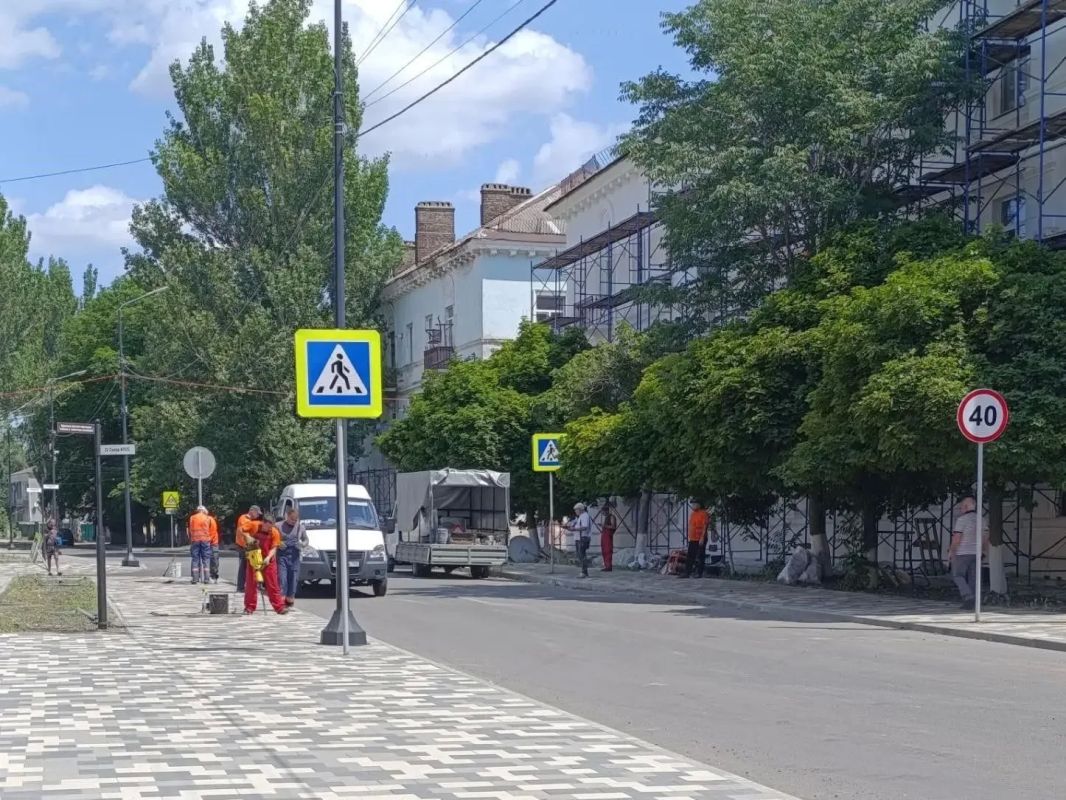 Амурская область устанавливает дорожные знаки в центре Амвросиевки Амурская область устанавливает дорожные знаки в центре Амвросиевки