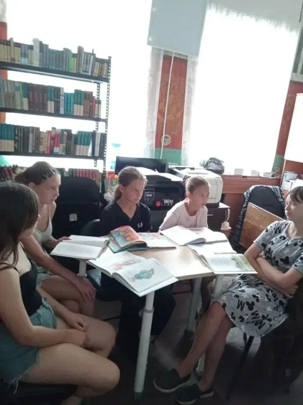 Летние каникулы в Приазовской сельской библиотеке начались с литературного приключения! Для юных читателей прошла поэтическая веселинка «Паровоз стихов весёлых» Летние каникулы в Приазовской сельской библиотеке начались с литературного приключения! Для юных читателей прошла поэтическая веселинка «Паровоз стихов весёлых»