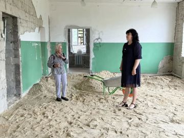 Заместитель Главы округа Наталья Тосхопаран посетила Ильичевскую сельскую библиотеку, в которой сейчас полным ходом идет долгожданный ремонт