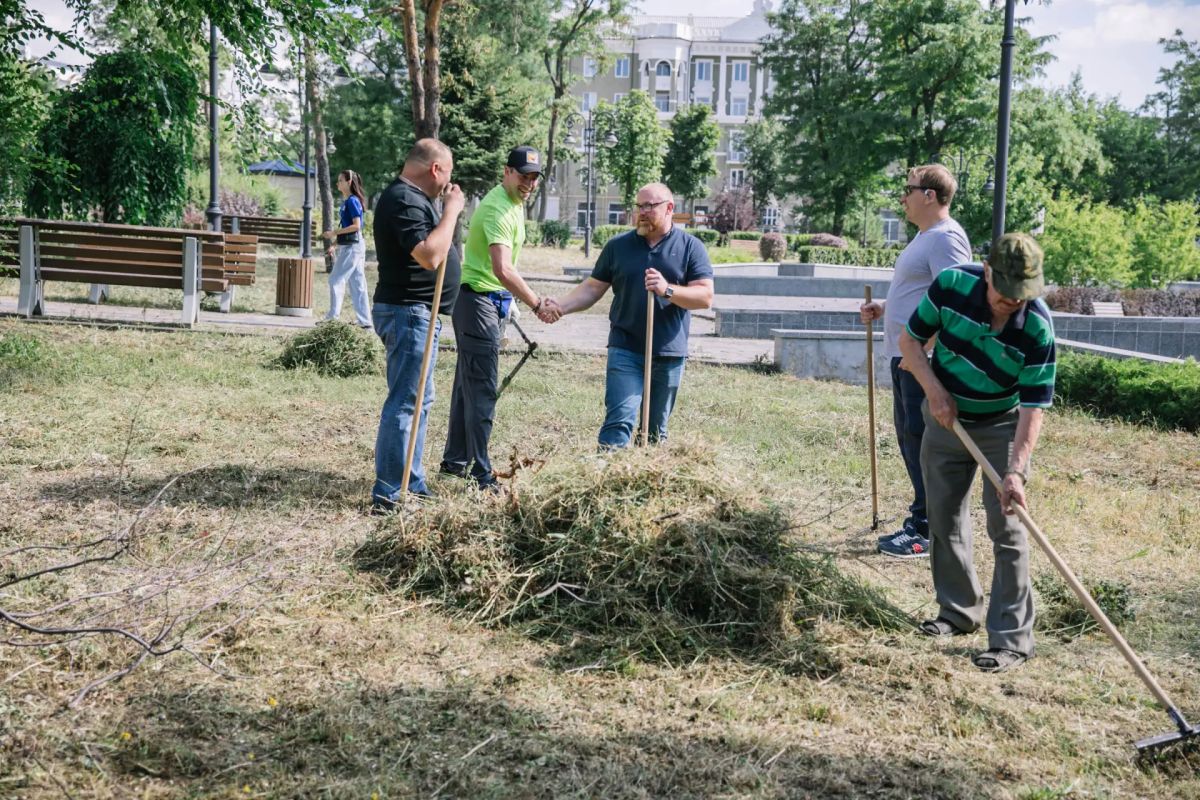 Продолжаем благоустраивать любимые места отдыха мариупольцев Продолжаем благоустраивать любимые места отдыха мариупольцев