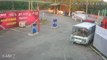 Момент прилёта FPV-дрона по газовой заправке в прифронтовом Славянске
