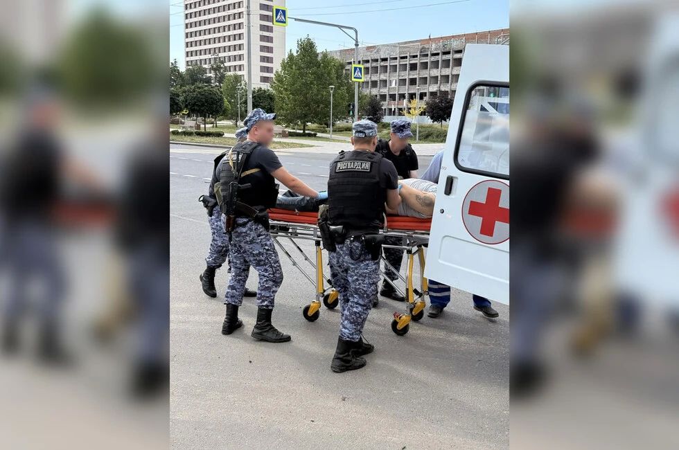 В Мариуполе росгвардейцы помогли сбитым на «зебре» пешеходам