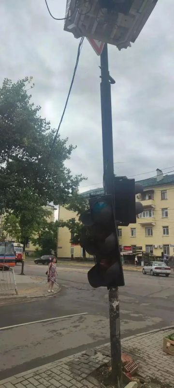 В Мариуполе дорожные рабочие прочищают колодцы ливневой канализации В Мариуполе дорожные рабочие прочищают колодцы ливневой канализации