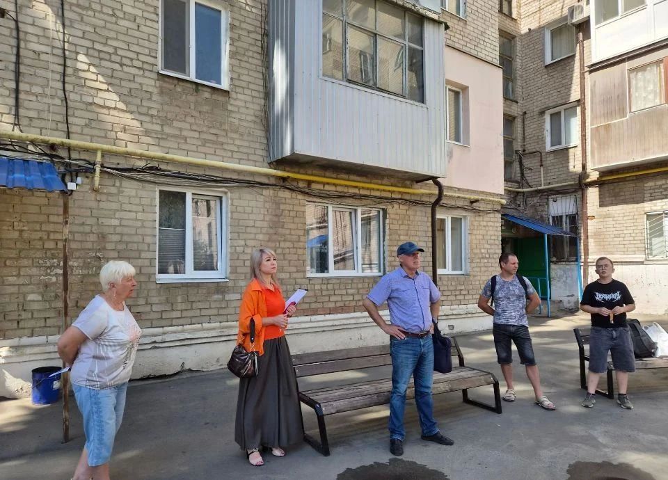 Евгений Поплавский: По поручению Главы Республики Дениса Пушилина продолжается открытый диалог с жителями городского округа. Очередная такая встреча прошла в минувшие выходные по адресу: ул. Октябрьская, 82 Евгений Поплавский: По поручению Главы Республики Дениса Пушилина продолжается открытый диалог с жителями городского округа. Очередная такая встреча прошла в минувшие выходные по адресу: ул. Октябрьская, 82