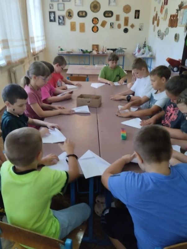 Девятый день работы досуговой площадки «Юный техник» ребята продолжили изучение народов, населяющих нашу Россию Девятый день работы досуговой площадки «Юный техник» ребята продолжили изучение народов, населяющих нашу Россию