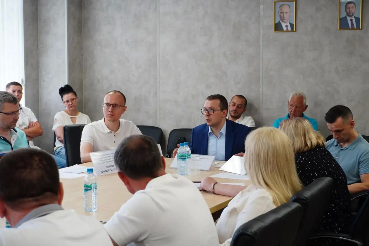 Предприниматели Мариуполя обсудили актуальные вопросы с представителями Минпромторга и ФНС Предприниматели Мариуполя обсудили актуальные вопросы с представителями Минпромторга и ФНС