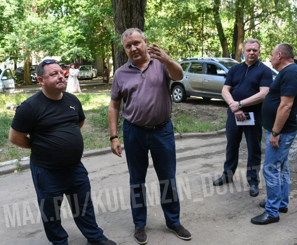 Алексей Кулемзин: От жителей многоквартирного дома по улице Полоцкая поступили обращения о состоянии козырька подъезда их дома Алексей Кулемзин: От жителей многоквартирного дома по улице Полоцкая поступили обращения о состоянии козырька подъезда их дома