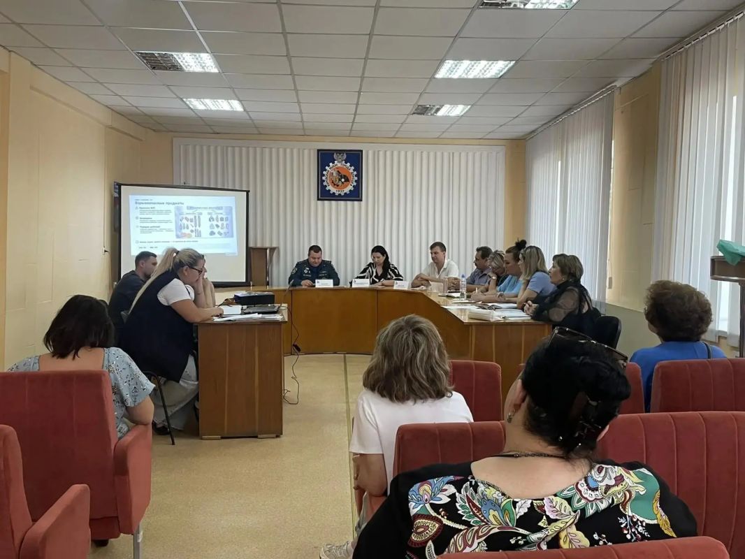 Анна Кондрыкинская провела встречу с активом старших по домам Кировского района Донецка Анна Кондрыкинская провела встречу с активом старших по домам Кировского района Донецка
