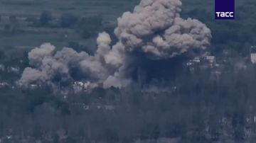 ВС РФ ударили ФАБ-3000 по пункту временной дислокации ВСУ в районе населенного пункта Щурово в ДНР, сообщает Минобороны России