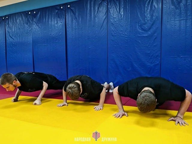 Вперед к новым вершинам!. Команда Народной Дружины Енакиево провели тренировку по общей физической подготовке в рамках партийного проекта Единой России «Старший брат» Вперед к новым вершинам!. Команда Народной Дружины Енакиево провели тренировку по общей физической подготовке в рамках партийного проекта Единой России «Старший брат»