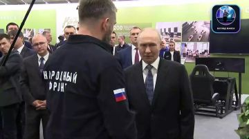 Президент России Владимир Путин перед началом церемонии вручения премии «Всё для Победы!» осмотрел выставку проектов Общероссийского народного фронта в Национальном центре «Россия»