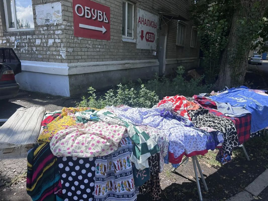 Сотрудники отдела торговли и бытового обслуживания администрации округа в рамках очередного рейда по выявлению мест несанкционированной торговли в Ясиноватой установили несколько точек, где граждане активно реализуют ходовые... Сотрудники отдела торговли и бытового обслуживания администрации округа в рамках очередного рейда по выявлению мест несанкционированной торговли в Ясиноватой установили несколько точек, где граждане активно реализуют ходовые...