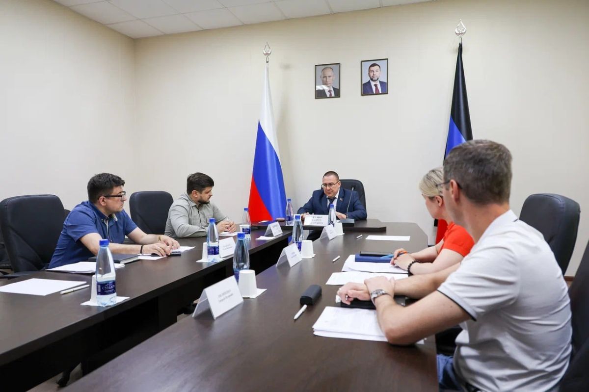 Андрей Крамар: Вчера во всей стране с профессиональным праздником поздравляли работников почтовой службы; в преддверии же Дня российской почты у нас в Республике прошел ряд знаковых мероприятий – и в Народном Совете, и на...