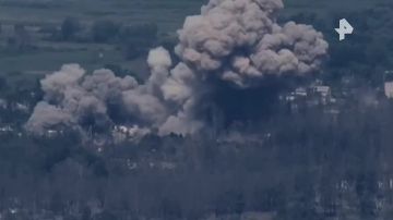 Кадры поражения пункта временной дислокации ВСУ в районе населенного пункта Щурово ДНР публикует Минобороны РФ. Удары ВС РФ наносились с помощью ФАБ-3000