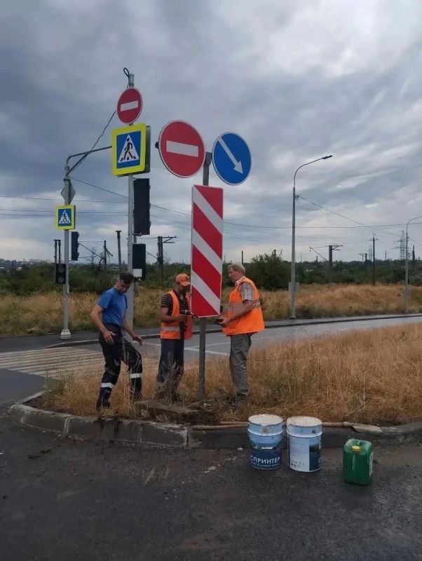 В Мариуполе дорожные рабочие прочищают колодцы ливневой канализации В Мариуполе дорожные рабочие прочищают колодцы ливневой канализации