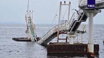 Обрушившийся пешеходный мост на пляже Большая Тавайза в бухте Муравьиная в Артемовском городском округе
