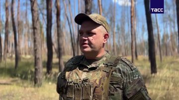 Российские артиллеристы бьют по спрятавшейся в домах в Красном Лимане пехоте ВСУ, сообщил командир огневого взвода гаубичной батареи группировки войск "Запад" с позывным Добрый
