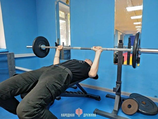 Вперед к новым вершинам!. Команда Народной Дружины Енакиево провели тренировку по общей физической подготовке в рамках партийного проекта Единой России «Старший брат» Вперед к новым вершинам!. Команда Народной Дружины Енакиево провели тренировку по общей физической подготовке в рамках партийного проекта Единой России «Старший брат»