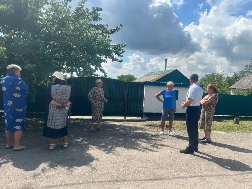Заместитель главы муниципального образования городского округа Харцызск Дмитрий Ощинский провел встречу с жителями пгт Троицко-Харцызск по улице Кирова Заместитель главы муниципального образования городского округа Харцызск Дмитрий Ощинский провел встречу с жителями пгт Троицко-Харцызск по улице Кирова