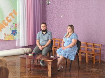 Сегодня, 13 июля 2026 года, в рамках проектов «Управдом» и "Школа ЖКХ", депутат Донецкого городского Совета ДНР Алексей Ковровский провел встречу с жителями по адресу ул. Коммунаров, 46