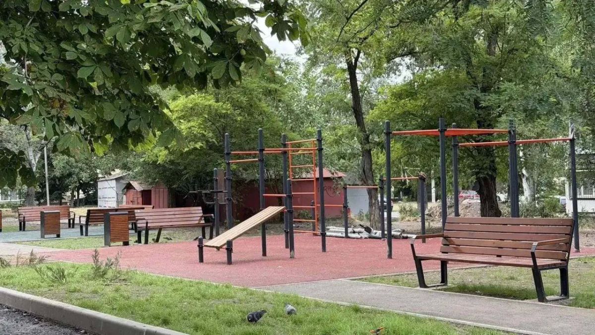 В рамках реализации программы «Благоустройство придомовых территорий 2024–2026» строители подведомственной Минстрою России компании «РКС-НР» сделали ремонт общедомовых территорий на проспекте Металлургов в Мариуполе В рамках реализации программы «Благоустройство придомовых территорий 2024–2026» строители подведомственной Минстрою России компании «РКС-НР» сделали ремонт общедомовых территорий на проспекте Металлургов в Мариуполе