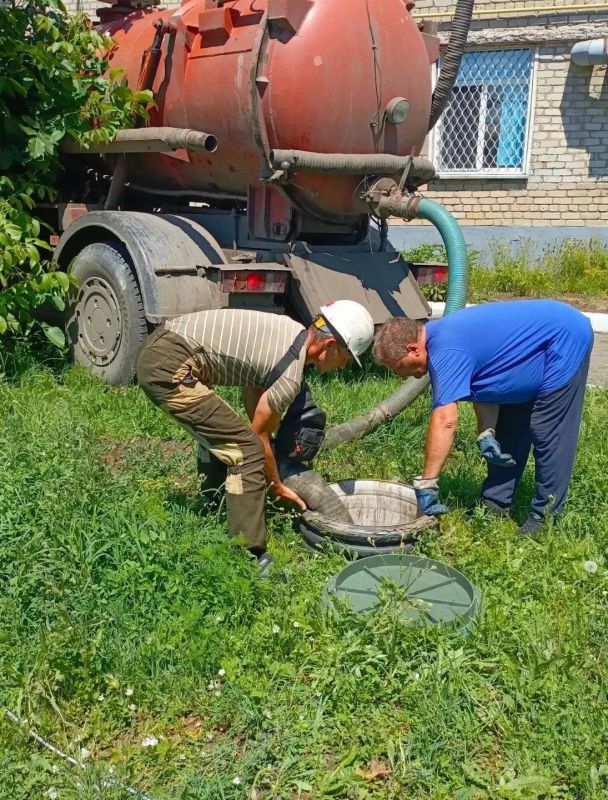 Специалисты СамРЭК продолжают работу по водоотведению в Снежном Специалисты СамРЭК продолжают работу по водоотведению в Снежном