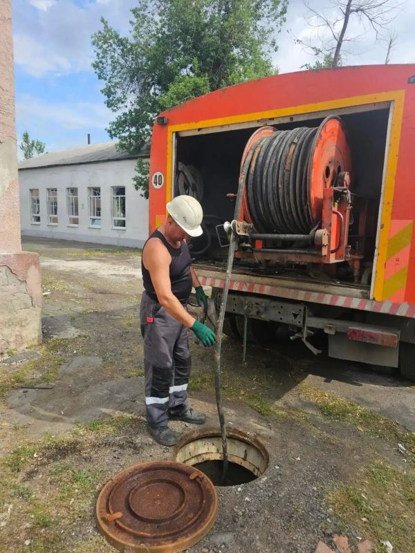 Специалисты СамРЭК продолжают работу по водоотведению в Снежном Специалисты СамРЭК продолжают работу по водоотведению в Снежном