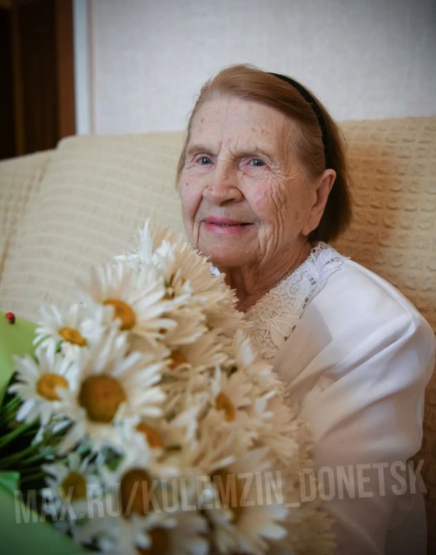 Глава Донецка поздравил со столетним юбилеем жительницу Ворошиловского района Надежду Кирсанову Глава Донецка поздравил со столетним юбилеем жительницу Ворошиловского района Надежду Кирсанову