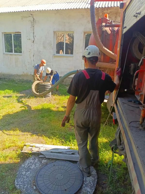 Специалисты СамРЭК продолжают работу по водоотведению в Снежном Специалисты СамРЭК продолжают работу по водоотведению в Снежном