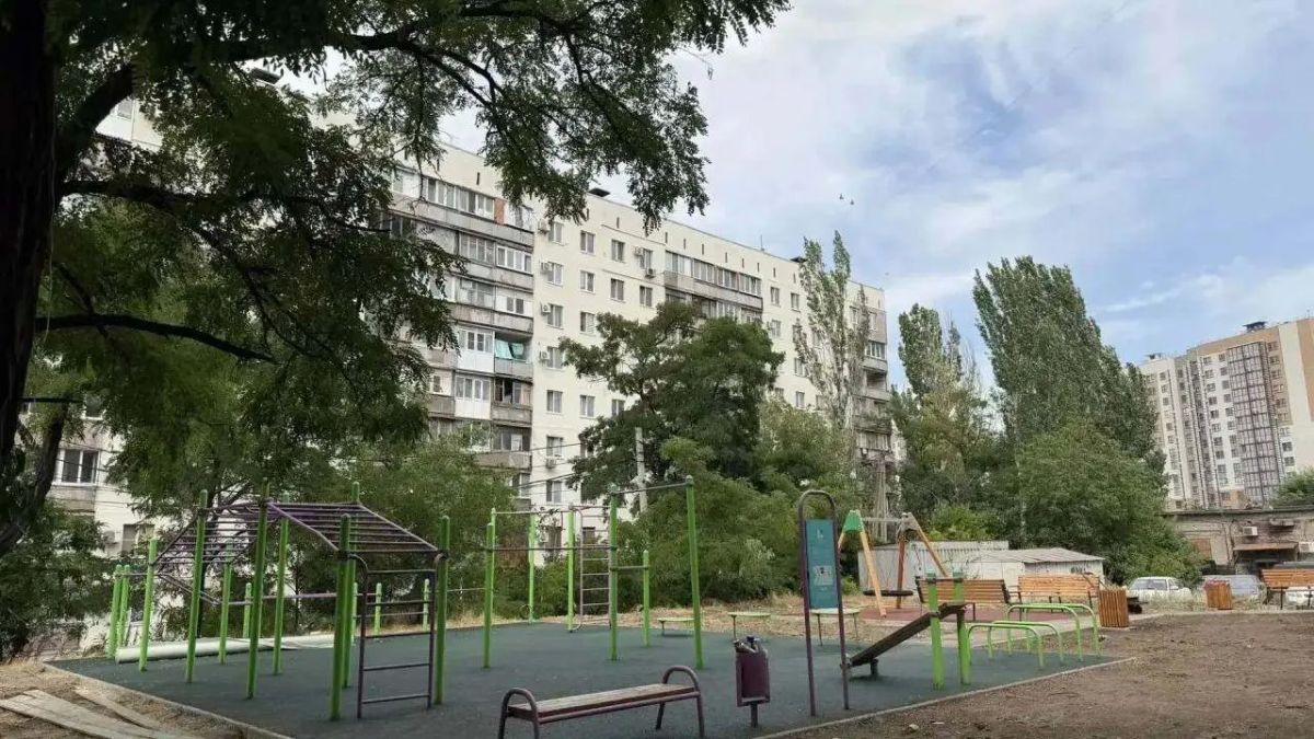 В рамках реализации программы «Благоустройство придомовых территорий 2024–2026» строители подведомственной Минстрою России компании «РКС-НР» сделали ремонт общедомовых территорий на проспекте Металлургов в Мариуполе