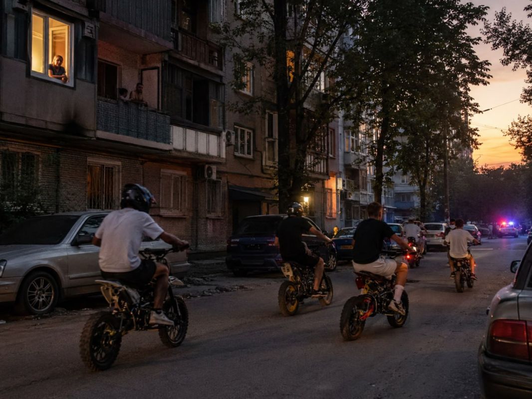 Десятки подростков на питбайках не дают спать жителям улицы Федько