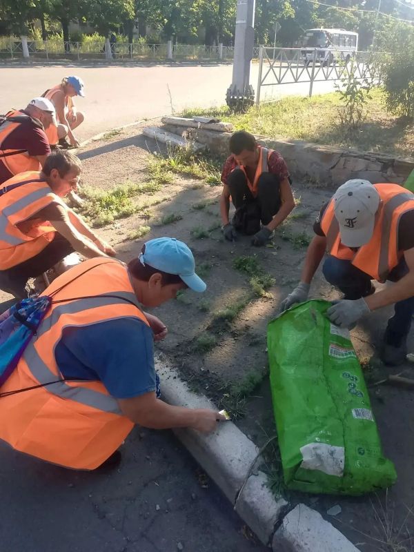 Коммунальщики Снежного продолжают благоустраивать территории общего пользования Коммунальщики Снежного продолжают благоустраивать территории общего пользования