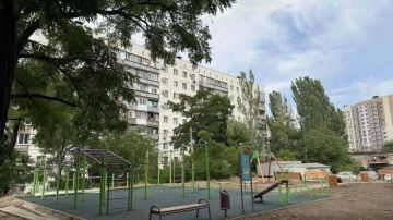 В рамках реализации программы «Благоустройство придомовых территорий 2024–2026» строители подведомственной Минстрою России компании «РКС-НР» сделали ремонт общедомовых территорий на проспекте Металлургов в Мариуполе