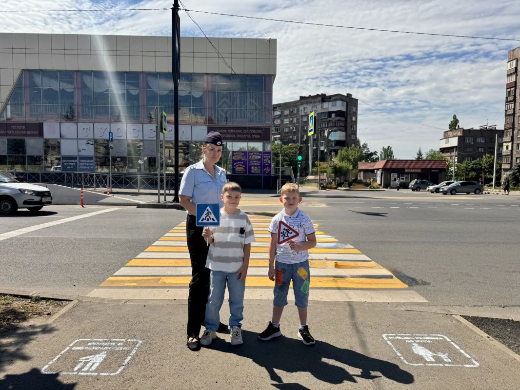 Напоминания о безопасности появились на тротуарах в Енакиево Напоминания о безопасности появились на тротуарах в Енакиево