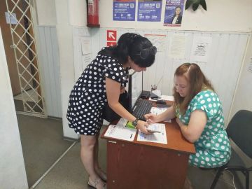 КОНТРОЛЕР-УЧЕТЧИК ТЕПЛОВОЙ ЭНЕРГИИ ФИЛИАЛА "ХАРЦЫЗСКТЕПЛОСЕТЬ" ГУП ДНР "ДОНБАССТЕПЛОЭНЕРГО" ПОМОГАЕТ ГОРОЖАНАМ ОСВОИТЬ ПРИЛОЖЕНИЕ KomUslugi-dn.ru