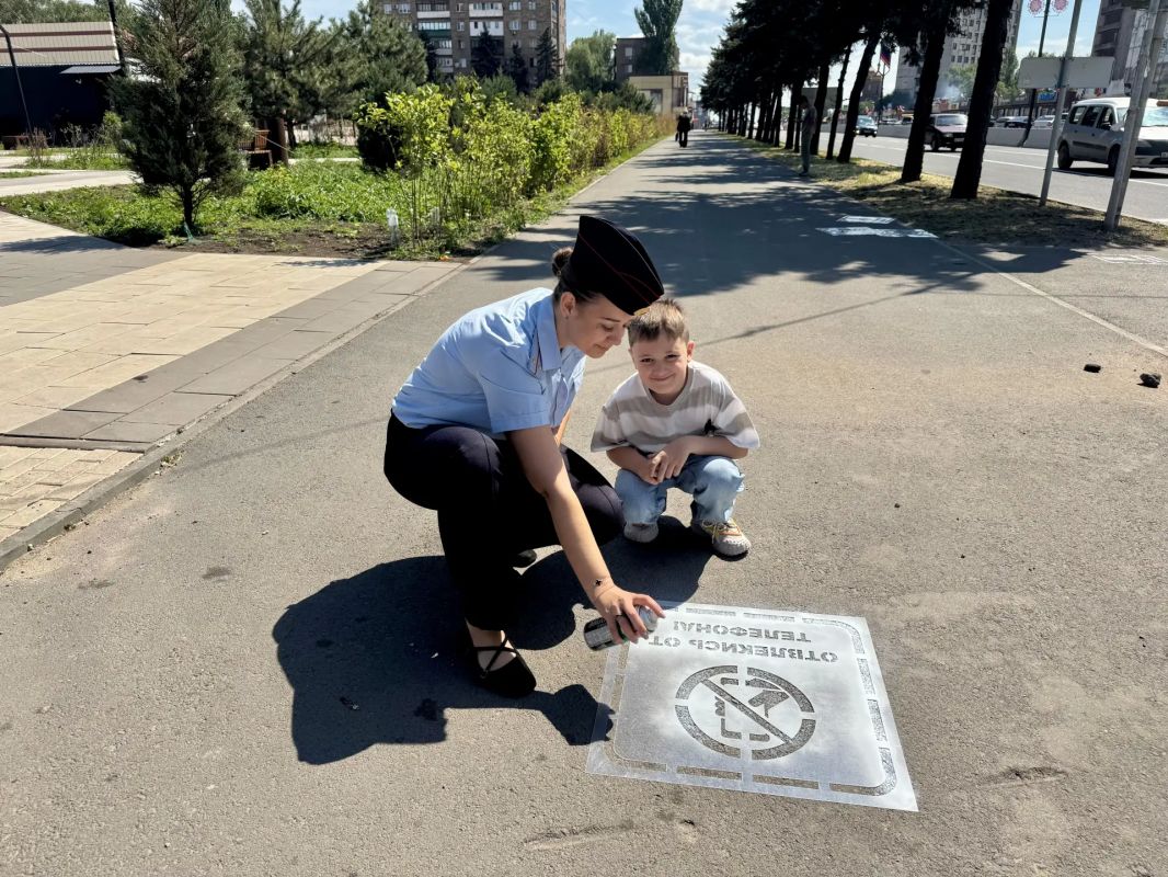 Напоминания о безопасности появились на тротуарах в Енакиево Напоминания о безопасности появились на тротуарах в Енакиево