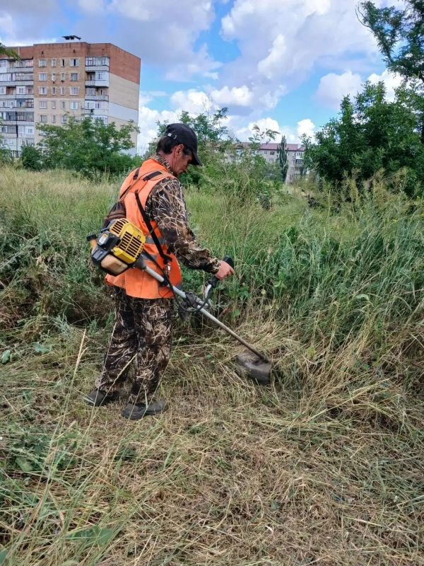 Коммунальщики Снежного продолжают благоустраивать территории общего пользования Коммунальщики Снежного продолжают благоустраивать территории общего пользования