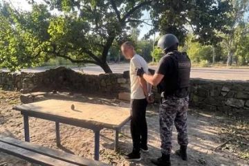 В одном из магазинов Донецка мужчина достал предмет, похожий на гранату