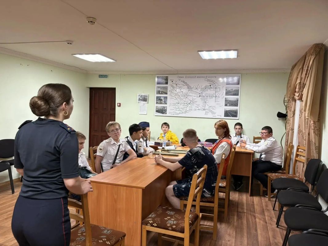 Сотрудники транспортной полиции Донецка провели беседу с юными железнодорожниками Сотрудники транспортной полиции Донецка провели беседу с юными железнодорожниками