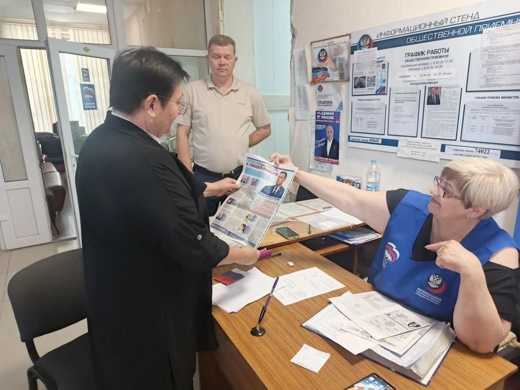 В рамках встречи с населением раздала партийные газеты присутствующим и рассказала о пенсии медработника