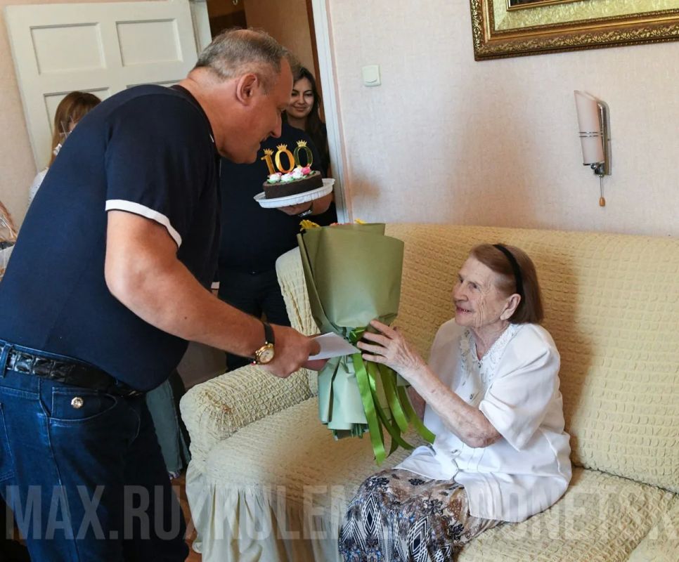 Глава Донецка поздравил со столетним юбилеем жительницу Ворошиловского района Надежду Кирсанову Глава Донецка поздравил со столетним юбилеем жительницу Ворошиловского района Надежду Кирсанову