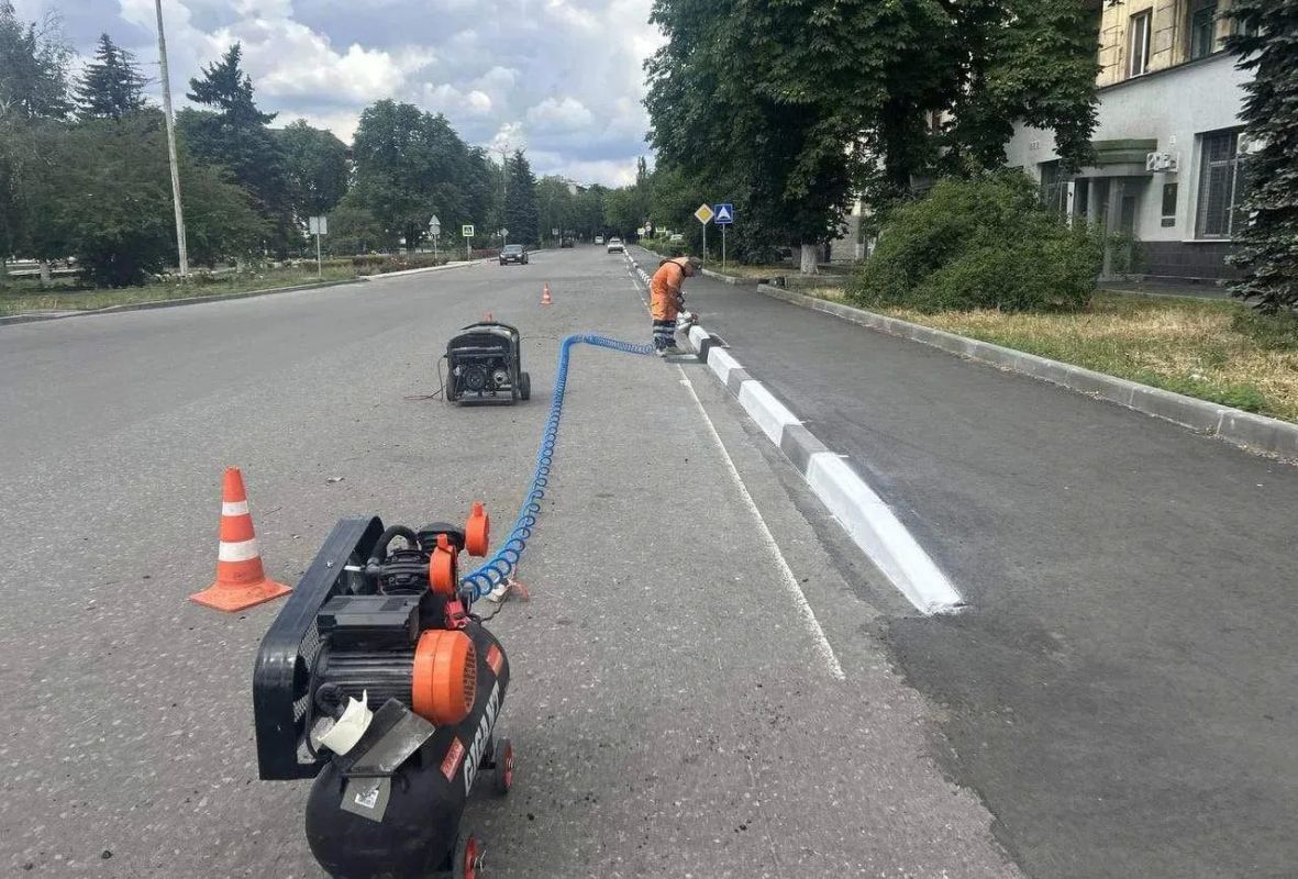 Хабаровский край покрасил бортовой камень по ул. Ленина в Дебальцево Хабаровский край покрасил бортовой камень по ул. Ленина в Дебальцево