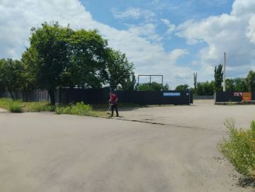Сегодня, 15 июля, с целью приведения территории в надлежащее санитарное состояние проведены работы по покосу сорных и карантинных трав на прилегающей территории станции техобслуживания по ул. Кирова