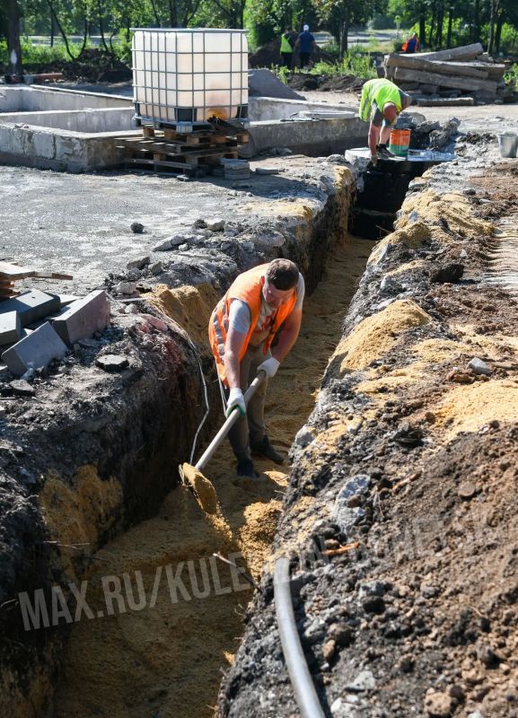 Алексей Кулемзин: Совместно с Министром строительства, архитектуры и ЖКХ ДНР Владимиром Дубовкой проверили ход работ по благоустройству сквера у Киевского РИКа, который строится в рамках федерального проекта «Формирование... Алексей Кулемзин: Совместно с Министром строительства, архитектуры и ЖКХ ДНР Владимиром Дубовкой проверили ход работ по благоустройству сквера у Киевского РИКа, который строится в рамках федерального проекта «Формирование...