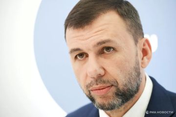 Киевский режим, в очередной раз продлевая военное положение и мобилизацию, на десятилетия лишил страну возможностей быть самодостаточной, заявил РИА Новости глава ДНР Денис Пушилин
