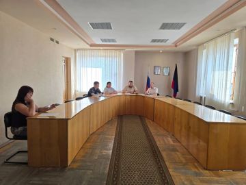 Сегодня, 15 июля, заместитель руководителя Управы Ленинского внутригородского района Администрации городского округа Донецк Александр Поддубный провел расширенное аппаратное совещание