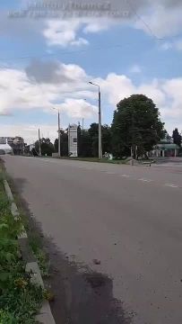Прилет нашего FPV-дрона по бензовозу на заправке в Черевковке (южная Часть Славянска)