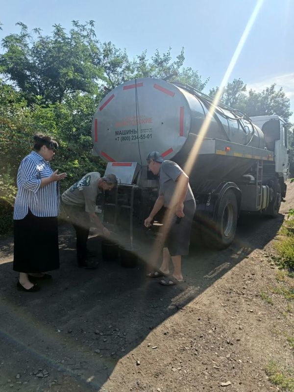 Мониторинг. Депутат Снежнянского городского совета от политической партии ЛДПР Татьяна Владимировна Журавлёва, с целью контроля соблюдения графика подвоза воды сделала выезд на улицы Новомосковская и Лихтнера
