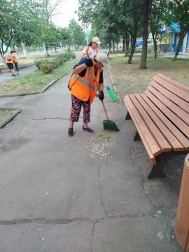 Коммунальщики Снежного продолжают благоустраивать территории общего пользования
