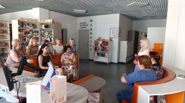 Депутат Амвросиевского муниципального совета Людмила Деревянко провел встречу с коллективом МБУ "Централизованная библиотечная система Амвросиевского м.о."